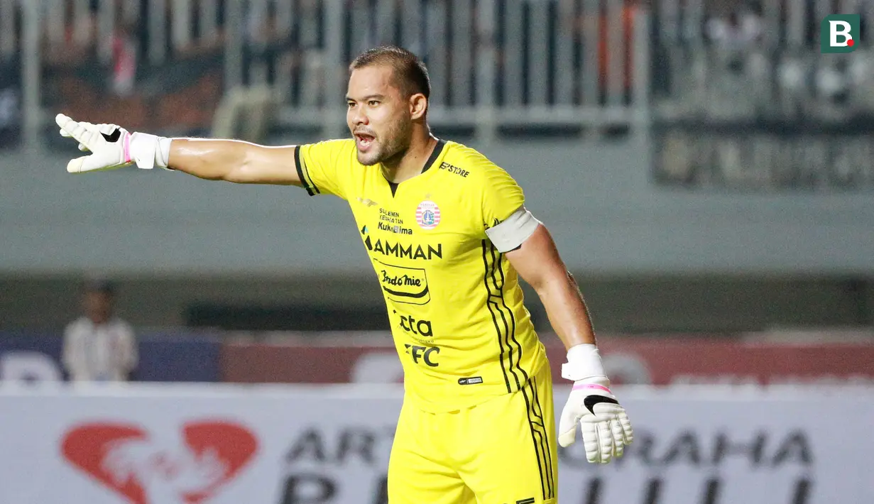 Kiper Persija, Andritany Ardhiyasa memberikan arahan kepada rekannya saat melawan Persikabo 1973 pada laga pekan keempat BRI Liga 1 2022/2023 di Stadion Pakansari, Kabupaten Bogor, Minggu (14/8/2022). (Bola.com/M Iqbal Ichsan)