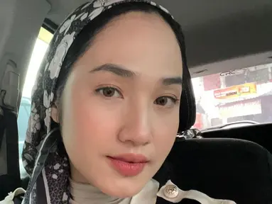 Kelihatan leher dan rambut, ini adalah gaya hijab Hafna Alliya yang belum lama ini disorot netizen. Beberapa netizen menyebut jika gaya hijab Hafna kini berubah. Namun gaaya hijab Hafna Alliya yang seperti ini ini hanya terlihat sesekali. Terlepas dari gaya hijabnya, OOTD wanita dengan nama lengkap Hafna Alliya Gusman ini jadi inspirasi untuk para pengikutnya di Instagram karena modis dan stylish. (Liputan6.com/IG/@afnaalliya_)