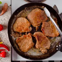 Ilustrasi masakan daging/copyright freepik.com/wirestock