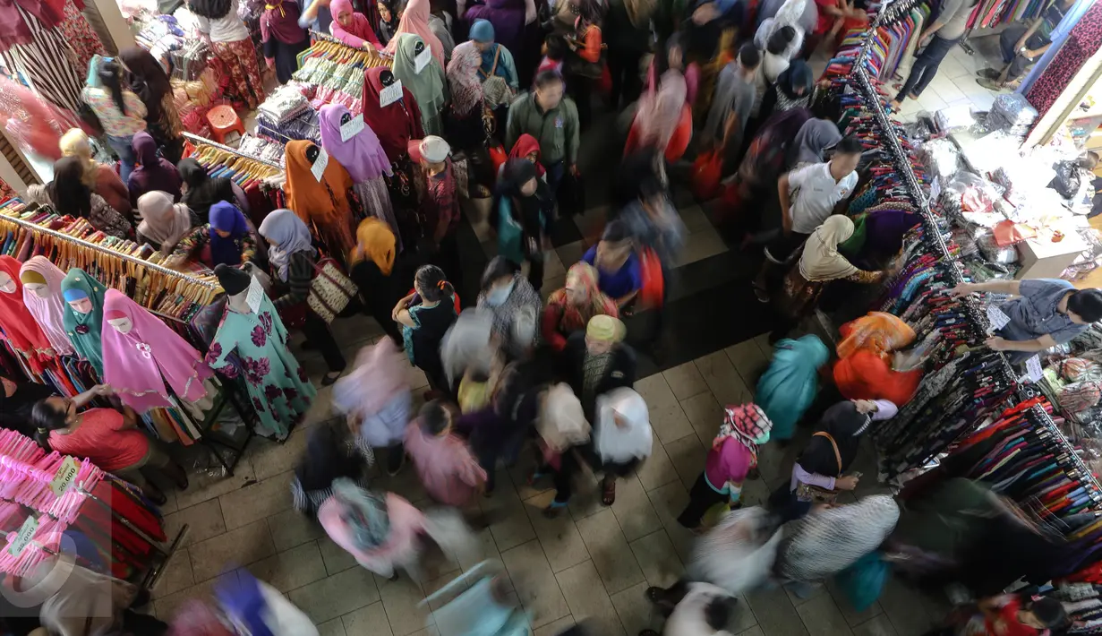 Kepadatan pusat perbelanjaan Blok B Pasar Tanah Abang, Jakarta, Minggu (28/6). Memasuki pertengahan Ramadan, pusat perbelanjaan di Ibukota mulai dipadati warga yang ingin membeli kebutuhan Lebaran. (Liputan6.com/Faizal Fanani)