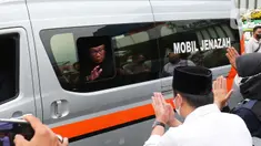 Gubernur Jawa Barat Ridwan Kamil saat siap membawa jenazah putranya Emmeril Kahn Mumtadz atau Eril di Bandara Soekarno-Hatta, Minggu (12/6/2022). Ridwan Kamil langsung membawa jenazah Eril menuju Bandung Jawa Barat untuk di makamkan. (Liputan6.com/Angga Yuniar)