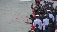 Ketua DPR RI Puan Maharani memimpin upacara peringatan Hari Pahlawan di atas KRI di perairan Teluk Jakarta, Selasa (10/11/2020)
