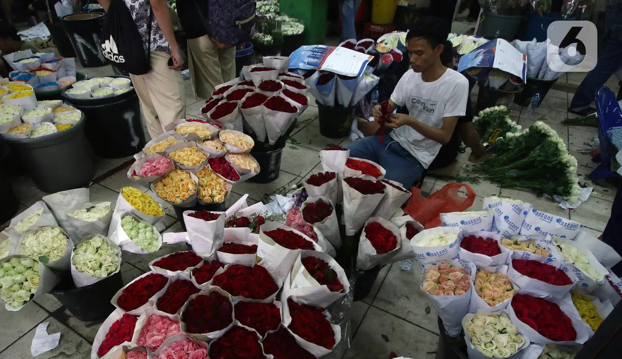 Pedagang menata bunga mawar di Pasar Bunga Rawa Belong, Jakarta Barat, Kamis (13/2/2020). Para pedagang mengaku mengalami kenaikan omzet hingga 50 persen jelang perayaan Hari Valentine yang jatuh setiap tanggal 14 Februari. (Liputan6.com/Angga Yuniar)