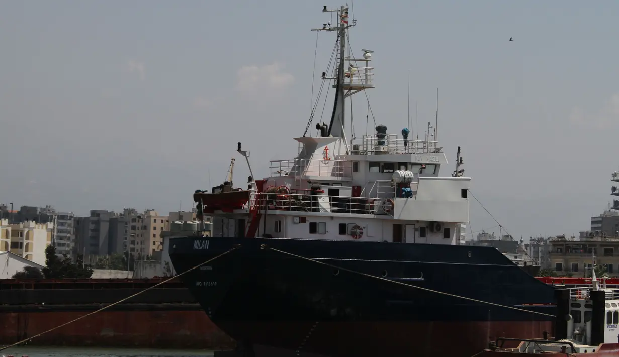 Sebuah kapal tertambat di Pelabuhan Tripoli, Lebanon, Kamis (6/8/2020). Pelabuhan Tripoli menyatakan kesiapannya untuk menggantikan sementara Pelabuhan Beirut yang diguncang dua ledakan dahsyat pada 4 Agustus lalu. (Xinhua/Khalid)