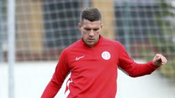 Penyerang baru Antalyaspor, Lukas Podolski menendang bola saat mengikuti latihan di Antalya, Turki (27/1/2020). Pemain 34 tahun ini bakal mengenakan nomor punggung 11 di Antalyaspor. (AP Photo)