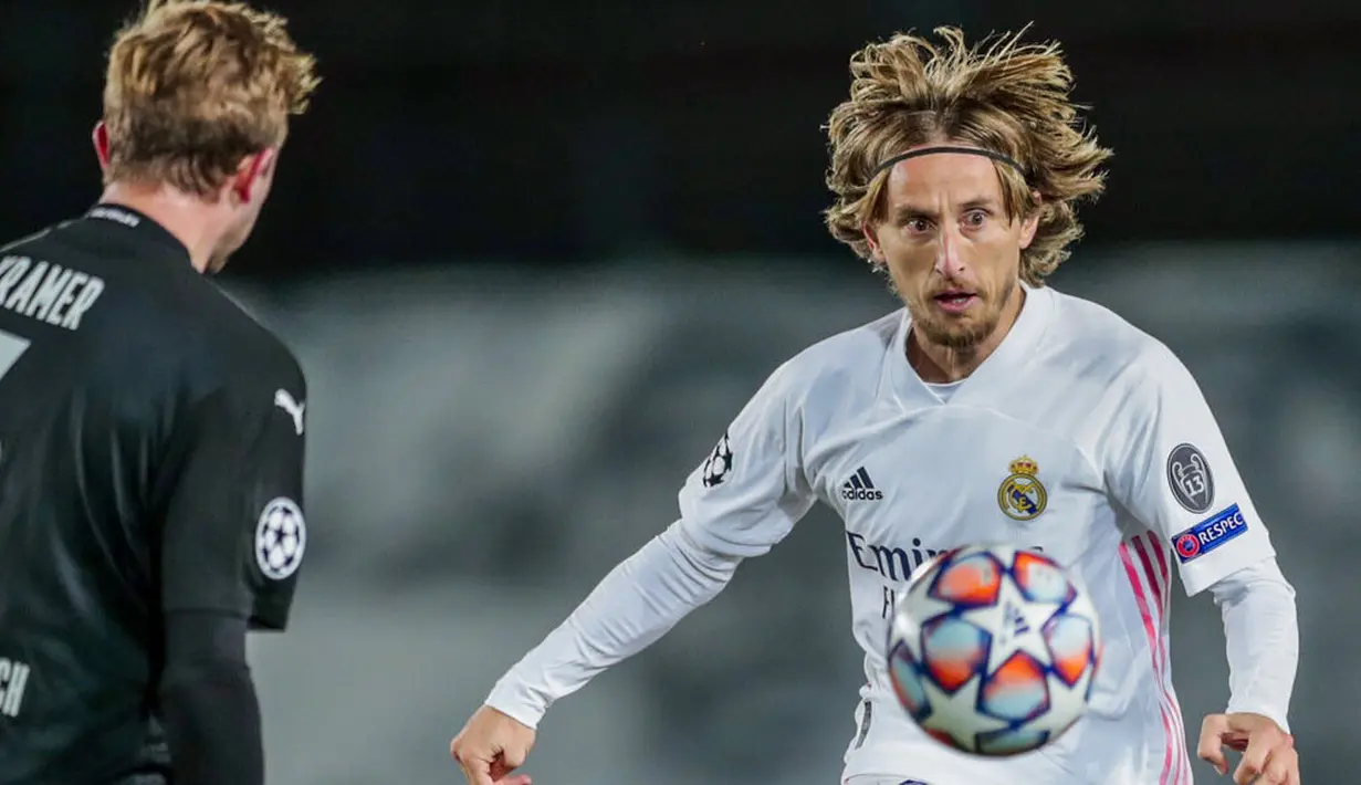 Gelandang Real Madrid, Luka Modric, mengejar bola saat melawan Borussia Monchengladbach pada laga Liga Champions di Stadion Alfredo Di Stefano, Kamis (10/12/2020). Real Madrid menang dengan skor 2-0. (AP/Bernat Armangue)