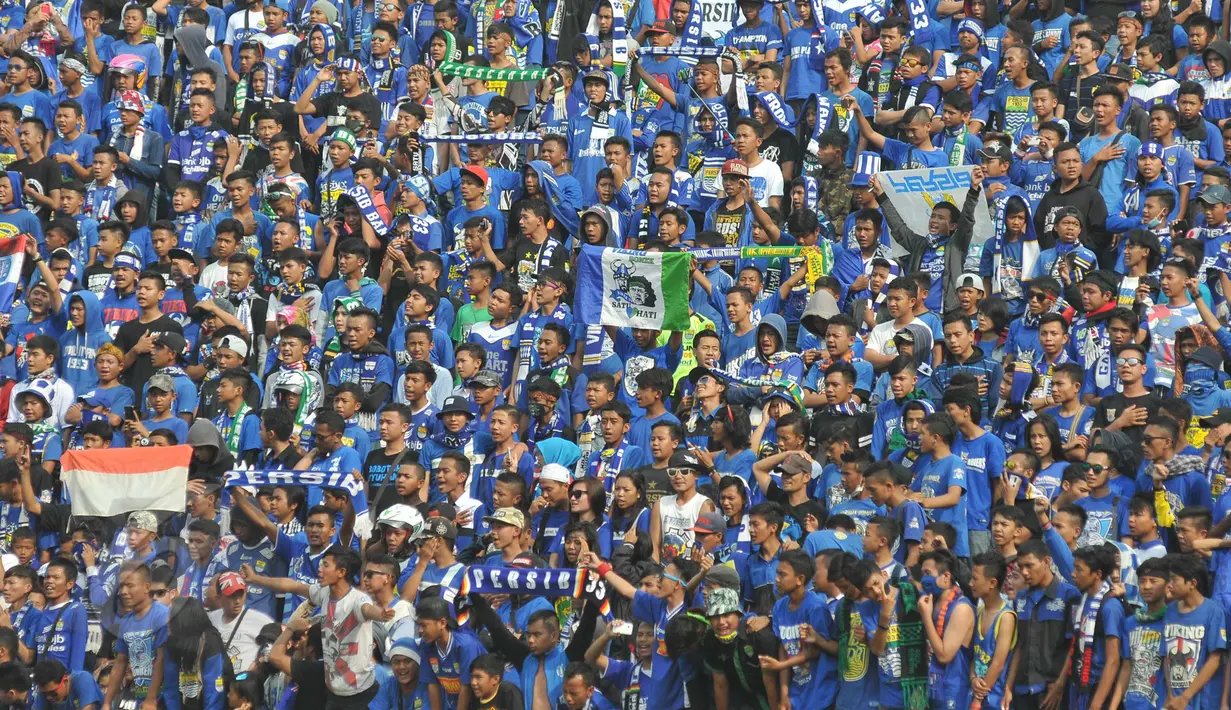 Bobotoh terus memberikan semangat kepada pemain Persib saat berlaga melawan Kitchee SC di Stadion Si Jalak Harupat, Bandung, Rabu (27/5/2015). Persib kalah 0-2 dari Kitchee SC dan tersingkir dari 16 besar AFC Cup 2015. (Liputan6.com/Herman Zakharia)