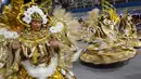 Penari dari sekolah samba Gavioes da Fiel berputar saat tampil dalam parade karnaval di Sambadrome di Sao Paulo, Brasil (25/2). Peserta parade ini mengenakan kostum dan aksesoris yang menarik. (AFP/Nelson Almeida)