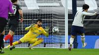 Striker Tottenham Hotspur, Son Heung-min membobol gawang Brentford pada semifinal Carabao Cup, Rabu (06/01/2021) dini hari WIB. (AFP)