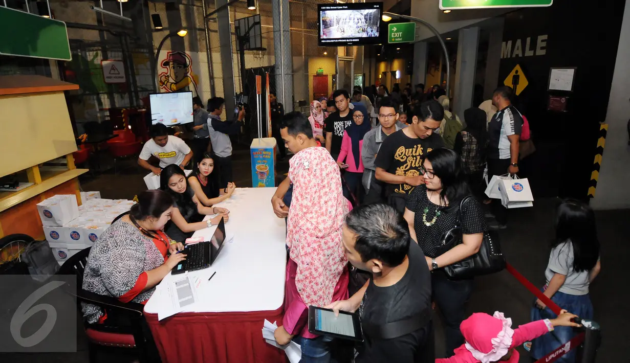 Suasana antrian calon penonton yang akan menyaksikan film Minions di Bekasi Cyber Park, Minggu (28/6/2015). Film ini bergenre animasi yang dirilis Illumination Entertaiment. (Liputan6.com/Helmi Fithriansyah)