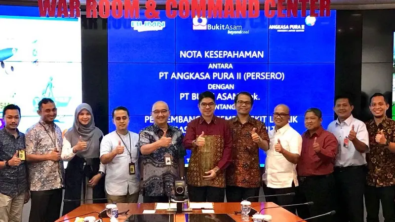 PT Angkasa Pura II (Persero) bersinergi dengan PT Bukit Asam (Tbk) menandatangi Nota Kesepahaman dalam rangka Pengembangan Pembangkit Listrik Tenaga Surya (PLTS). Foto: Dok Angkasa Pura II