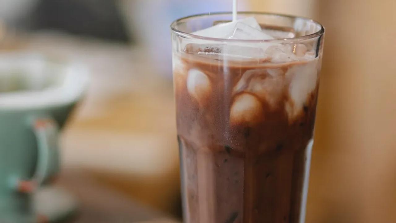 Anda tidak perlu sepenuhnya berhenti minum kopi susu, tetapi Anda perlu mengetahui potensi efek samping yang mungkin terjadi. Pilihlah minuman Anda dengan bijak dan nikmatilah dengan penuh kewaspadaan.