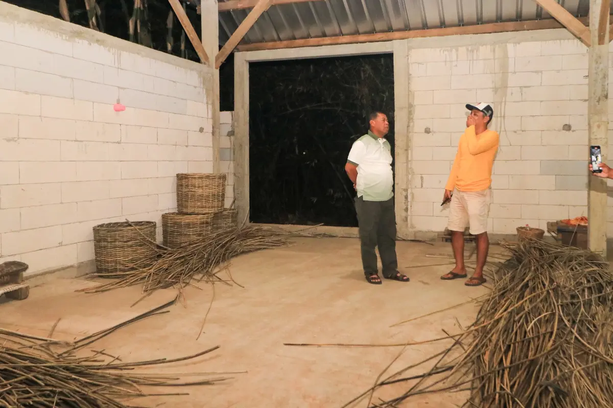 Bakal Calon Bupati (Cabup) Majalengka Eman Suherman berkunjung ke salah satu UMKM yaitu perajin rotan di Desa Leuwilaja, Kecamatan Sindangwangi.