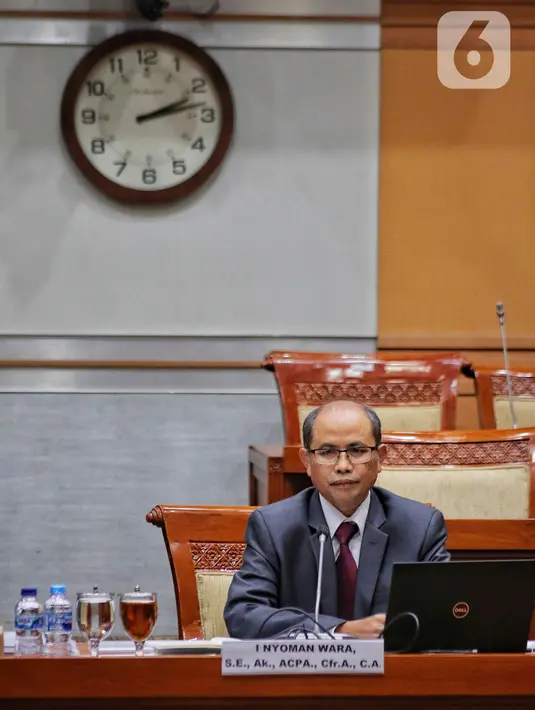 Auditor Badan Pemeriksa Keuangan (BPK), I Nyoman Wara bersiap mengikuti Uji Kelayakan dan Kepatutan (fit and proper test) Calon Pengganti Komisioner Komisi Pemberantasan Korupsi (KPK) di Ruang Rapat Komisi III DPR, Kompleks Parlemen, Senayan, Rabu (28/9/2022). Uji Kelayakan dan Kepatutan Calon Pengganti Komisioner KPK diikuti dua orang yakni Direktur Tata Usaha Negara Kejaksaan Agung, Johanis Tanak dan Auditor Badan Pemeriksa Keuangan (BPK), I Nyoman Wara yang akan menggantikan Lili Pintauli Siregar yang mengundurkan diri. (Liputan6.com/Angga Yuniar)