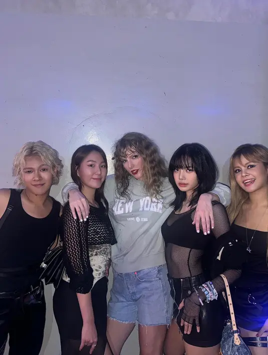 Di foto lainnya, tampak Taylor berpose bersama Lisa dan tiga temannya. “Senang sekali di The Eras Tour! Penampilan luar biasa💘 @taylorswift,” tulis Lisa dalam keterangan fotonya. (Foto: Instagram/ lalalalisa_m)