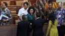 Menteri Kesehatan Nina Moelok saat menghadiri Rapat Paripurna di Kompleks Parlemen, Senayan, Jakarta, Rabu (13/2). Agenda utama rapat untuk pengambilan keputusan terhadap RUU Kebidanan. (Liputan6.com/JohanTallo)