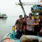Usai berorasi, Jokowi sempat melihat kondisi kapal ikan yang sedang berlabuh di pelabuhan, Jawa Tengah, Kamis (19/6/14). (Liputan6.com/Herman Zakharia)