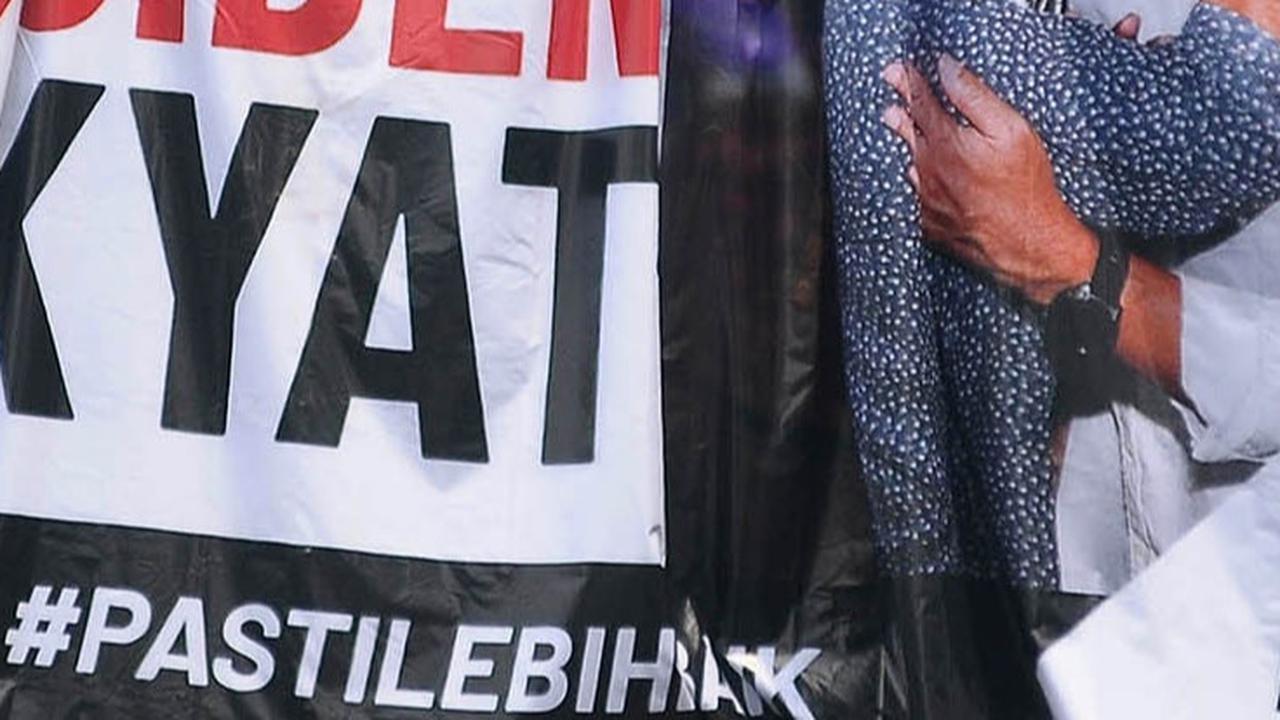 Di kawasan Karet Tengsin, sebuah baliho raksasa yang baru dipasang memperlihatkan kedekatan Ganjar dengan rakyat.