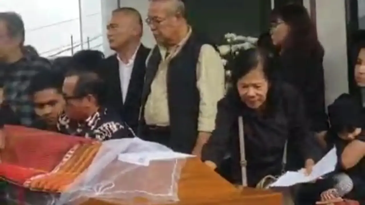 Jenazah pramugari Esther Aprilita Pinarsinta B. Sianipar, korban kecelakaan pesawat ATR 42-500 di Sulawesi Selatan, dimakamkan di TPU Gunung Gadung, Sabtu (24/1/2026) siang
