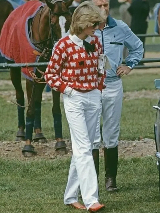 Jumper merah, yang ditutupi dengan beberapa domba putih dan satu domba hitam, dipakai oleh Diana pada beberapa kesempatan, termasuk selama kunjungan ke Polo dengan Pangeran Wales pada tahun 1983. (FOTO: Instagram.com/Princesdianaa).