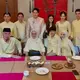 Menariknya, keluarga calon pengantin pria terlihat mengenakan busana bernuansa butter yellow sebagai dresscode, menciptakan kesan hangat, elegan, sekaligus serasi di hari bahagia El Rumi. [@elsyifa.story].