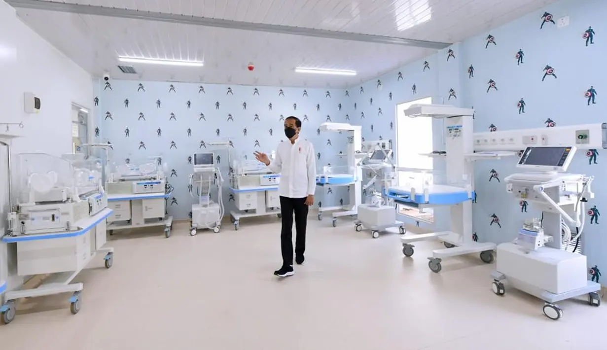 Presiden Joko Widodo melihat sejumlah fasilitas Rumah Sakit (RS) Modular Pertamina  di Tanjung Duren, Jakarta, pada Jumat (6/8/2021). Presiden mengapresiasi pihak-pihak yang telah menyiapkan rumah sakit yang dibangun menjadi RS khusus pasien Covid-19 tersebut. (Dok. Biro Pers Sekretariat Presiden)