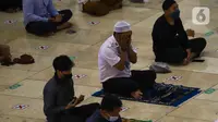 Jemaah berdoa saat menunaikan salat Jumat di Masjid Istiqlal, Jakarta, Jumat (11/2/2022). Di tengah lonjakan kasus Covid-19 di DKI, Masjid Istiqlal melakukan pembatasan jumlah jemaah maksimal 50 persen serta jam operasional pengunjung untuk shalat. (Liputan6.com/Herman Zakharia)