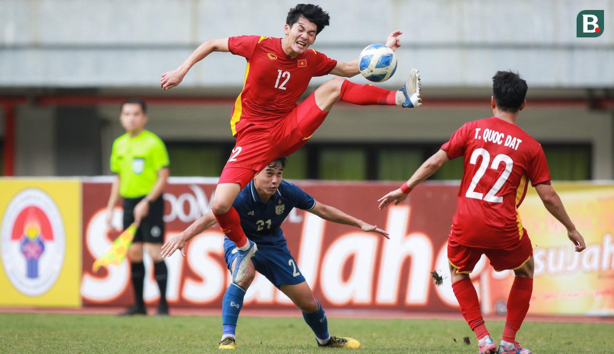 <p>Pemain Vietnam U-19, Nguyen Bao Long, mengontrol bola saat melawan Thailand U-19 pada laga perebutan tempat ketiga Piala AFF U-19 2022 di Stadion Patriot Chandrabhaga, Bekasi, Jumat (15/7/2022). (Bola.com/Bagaskara Lazuardi)</p>