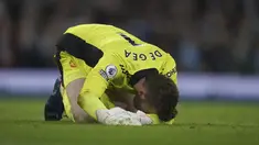 Kiper Manchester United (MU) David de Gea memberi isyarat setelah penyerang Manchester City Riyad Mahrez mencetak gol keempat timnya dalam laga pekan ke-28 Liga Inggris 2021/2022, Minggu malam (6/3/2022) di Etihad Stadium. Manchester City menang telak 4-1 atas MU. (AP Photo/Jon Super)