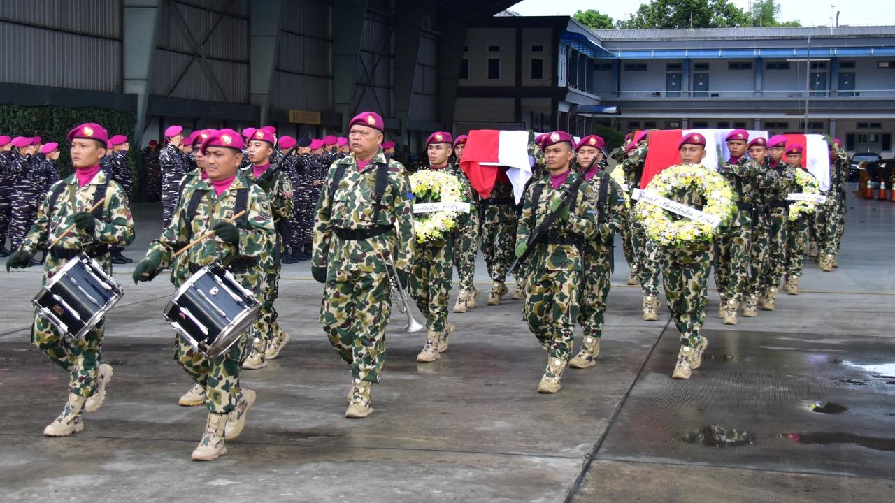 FOTO: Pangkormar Pimpin Pelepasan Prajurit Marinir Korban Longsor Cisarua