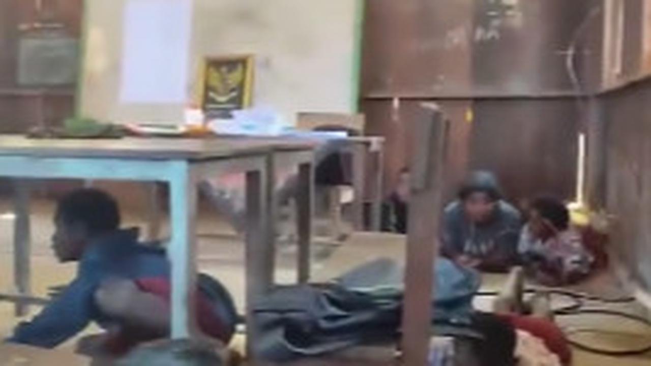 Rekaman Video Siswa SD di Papua Ketakutan lagi Belajar di Kelas Tiba-Tiba Terjadi Baku Tembak, Prabowo Ramai Dicolek