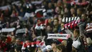 Fans Einttracht Frankfurt membentangkan slayer tanda dukungan saat timnya berhadapan dengan Bayern Munchen dalam lanjutan Bundesliga di Commerzbank-Arena, Frankfurt, Sabtu (31/10/2015) dini hari WIB. (REUTERS/Kai Pfaffenbach)