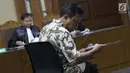 Terdakwa dugaan suap jual beli jabatan di lingkungan Kemenag, M Romahurmuziy saat menjalani sidang lanjutan di Pengadilan Tipikor, Jakarta, Senin (23/9/2019). Sidang beragendakan pembacaan eksepsi yang dibacakan terdakwa dan penasehat hukum terdakwa. (Liputan6.com/Helmi Fithriansyah)