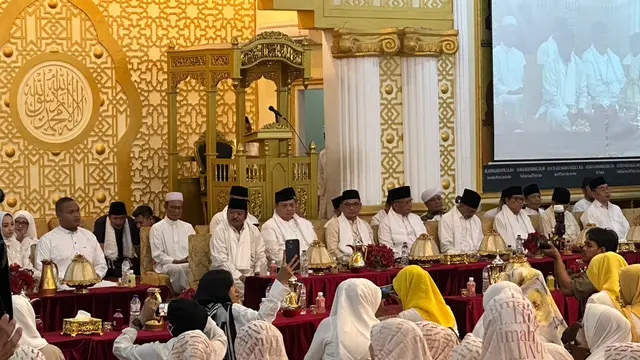 Ketua Umum Partai Golkar Airlangga Hartarto menghadiri penyelenggaraan Gerakan Indonesia Bertadarus Alquran yang disingkat Gibran di Alexandria Islamic Boarding School, Jalan Pengasinan, Bekasi Timur, Jawa Barat, Kamis (25/1/2024).