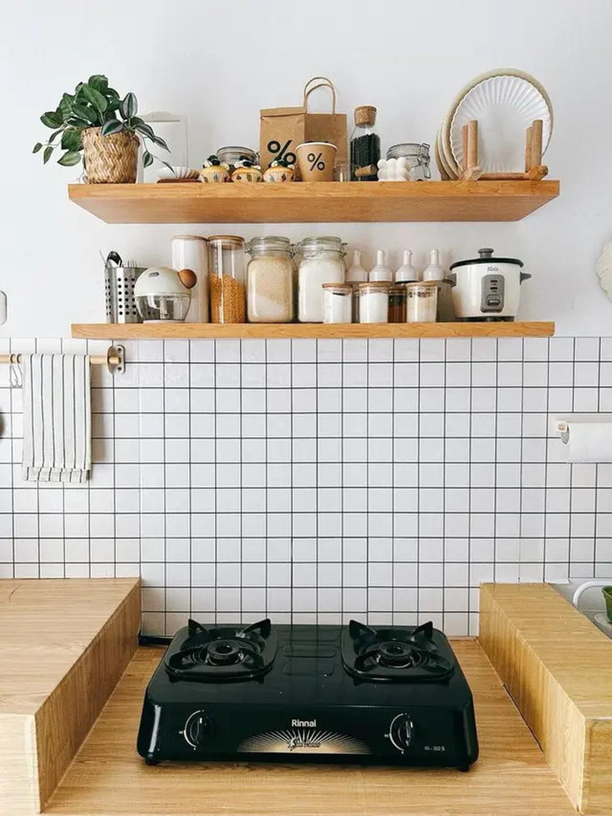 5 Rekomendasi Desain Rak Dapur Minimalis yang Rapi dan Modern