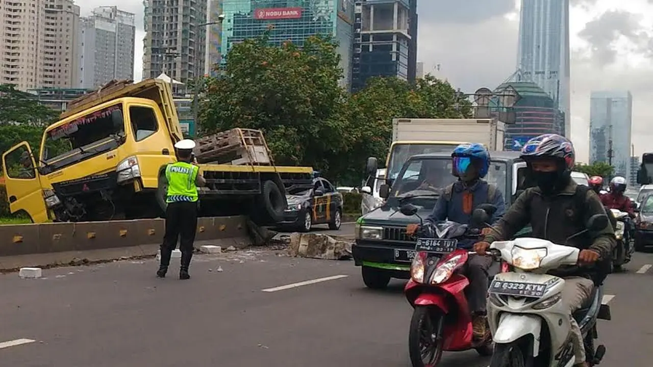 truk tabrak separator busway