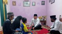 Gubernur Sumsel Herman Deru saat menyambangi rumah orangtua santri AM, di Kota Palembang Sumsel (Dok. Pribadi Soimah / Nefri Inge)