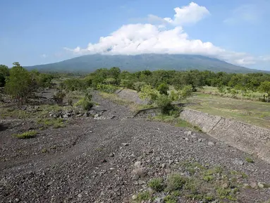 Suasana bekas jalur lahar letusan Gunung Agung 1963 di kawasan Kubu, Karangasem, Bali, Kamis (7/12). Letusan Gunung Agung pada tahun 1963 menyisakan berbagai material di kawasan tersebut, seperti batu dan pasir. (Liputan6.com/Immanuel Antonius)