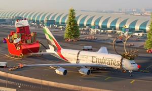 Ucapan Natal tahunan Emirates menampilkan 'Sleigh380' yang serba baru tahun ini. (dok. Tangkapan Layar Instagram @emirates/https://www.instagram.com/reel/DSm1w-5kzN6/?igsh=MWIzM2QzNXAzZmZhdA==/ Salsa Nur Fadillah)