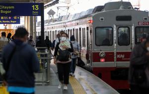 Mulai 1 Juni 2023, PT Kereta Commuter Indonesia (KCI) akan menyesuaikan jadwal dan perjalanan Commuterline atau Kereta Rel Listrik (KRL) dan Kereta Bandara Soekarno-Hatta. (Liputan6.com/Johan Tallo)