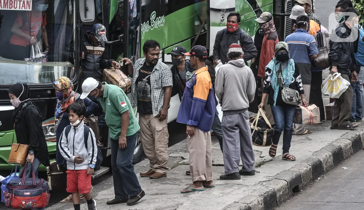 Penumpang bus antarkota antarprovinsi (AKAP) saat tiba di Terminal Kampung Rambutan, Jakarta, Minggu (3/1/2021). Berdasarkan data Dishub Terminal Kampung Rambutan per tanggal 2 Januari 2021 jumlah penumpang bus yang tiba di Jakarta sebanyak 34.220 penumpang. (merdeka.com/Iqbal S. Nugroho)