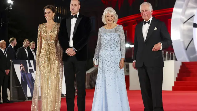 Kate Middleton, Pangeran William, Pangeran Charles dan Camilla, dalam pemutaran film James Bond No Time to Die. (Chris Jackson/Pool Photo via AP)