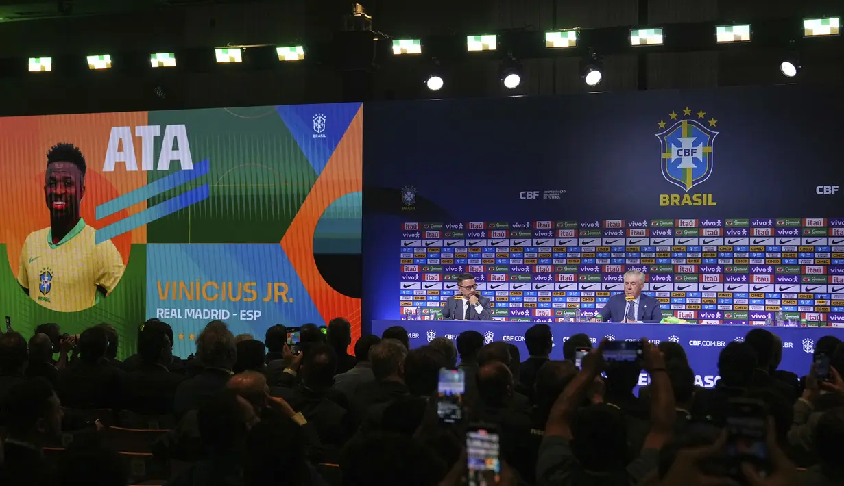 Suasana acara perkenalan pelatih baru Timnas Brasil, Carlo Ancelotti di sebuah hotel di Barra da Tijuca, Rio De Janeiro, Brasil, Senin (26/05/2025) waktu setempat. (AP Photo/Silvia Izquierdo)