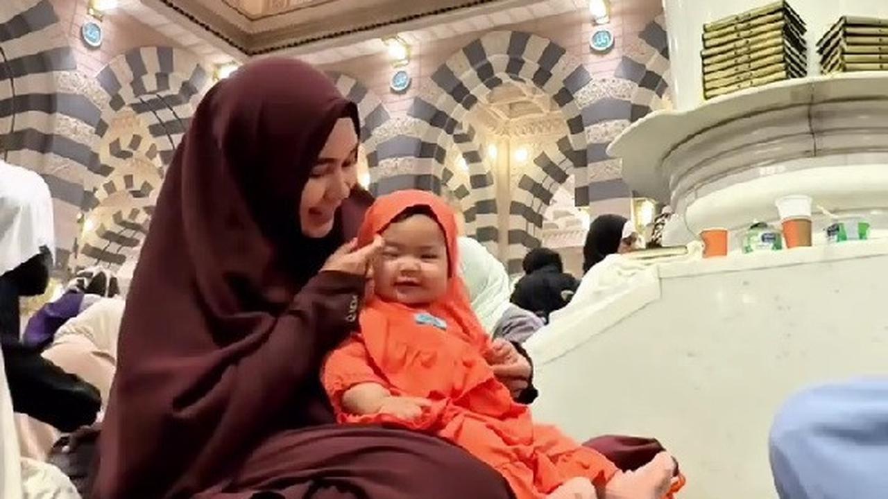 Potret Anisa Rahma Bukber di Masjid Nabawi Sambil Gendong Si Kecil, Netizen Kompak Bersholawat