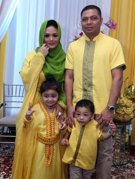 Inilah keluarga kecil Krisdayanti dan Raul Lemos. Indah sekali ya? (Bintang.com)