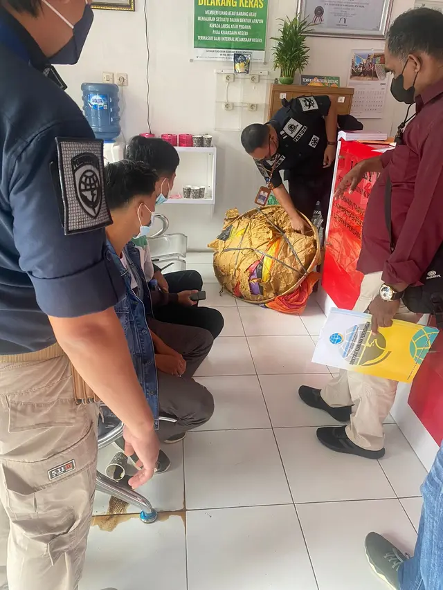 Kementerian Perhubungan menyerahkan tersangka dan barang bukti dua kasus penerbangan balon udara secara bebas yang terjadi di Lebaran 2021. (Dok Kemenhub)