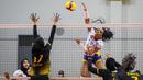 Pemain Bandung Bjb Tandamata, Madeline Jazmin Paredes (kanan) melepaskan spike saat laga grand final PLN Mobile Proliga 2022 melawan Gresik Petrokimia Pupuk Indonesia di Padepokan Voli Jenderal Polisi Kunarto, Sentul, Sabtu (26/03/2022). (Bola.com/Bagaskara Lazuardi)
