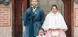 Liburan ke Korea Selatan, keluarga kecil Siti Badriah pun tampil mengenakan hanbok Korea bak keluarga kerajaan. [@sitibadriahh]