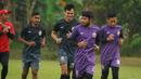 Kiper Persija Jakarta, Adixi Lenzivio (depan) bersama rekan setim mengikuti latihan perdana Persija Jakarta usai menjuarai Piala Menpora 2021 menjelang bergulirnya Liga 1 di National Youth Training Centre (NYTC) Sawangan Depok, Kamis (20/5/2021). (Foto: Dok. Persija Jakarta)