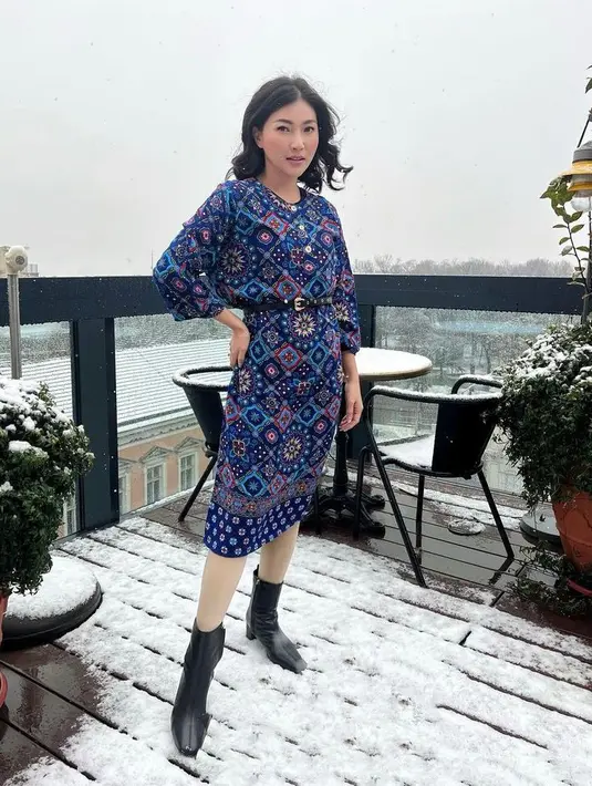 Penampilan istri Ruben Onsu saat berlibur ke Eropa menjadi sorotan. Sarwendah tampil mengenakan daster kesayangannya di tengah hamparan salju. (Instagram/sarwendah29).